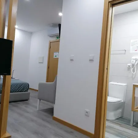 Girassol - - Com Casa De Banho Privativa בית הארחה